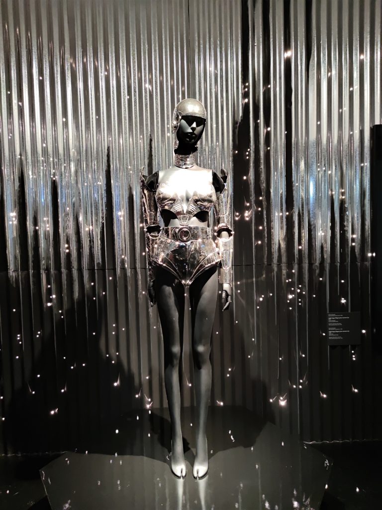 Collection Thierry Mugler, 1991, Femme robot, armure articulée. 