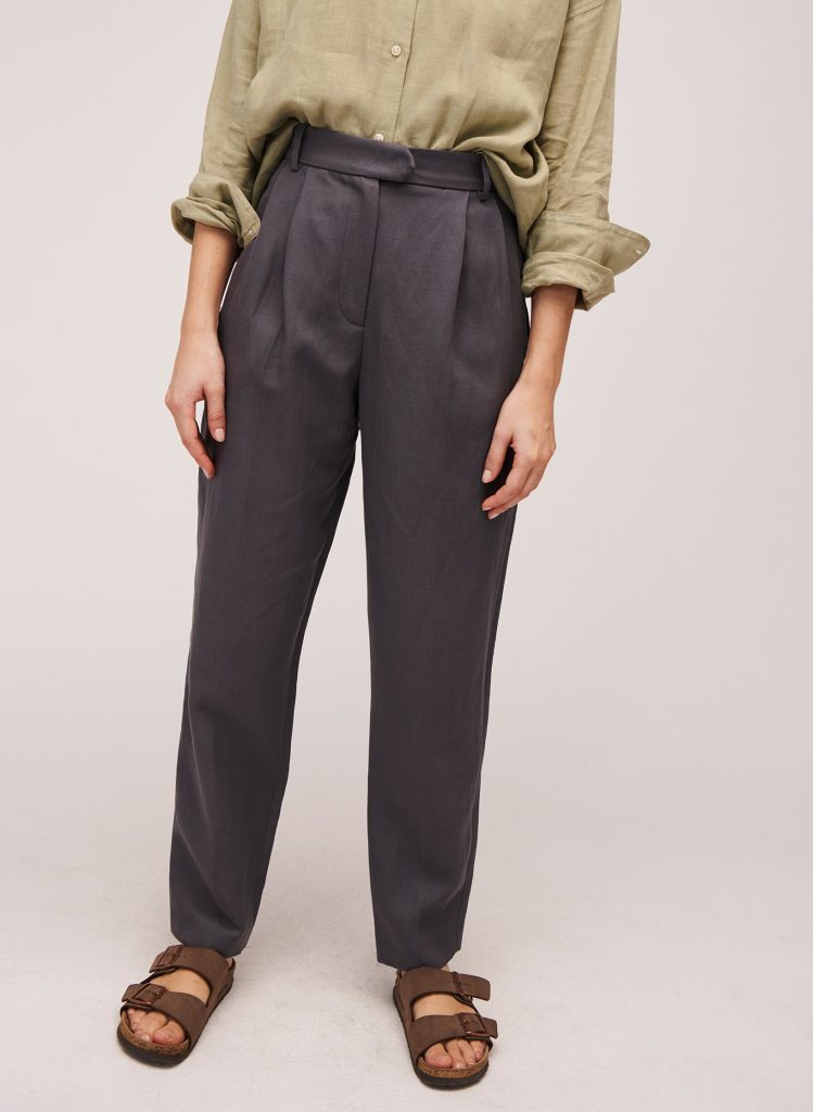 Pantalon gris à pince en lyocell et lin, idéal pour un univers professionnel. 