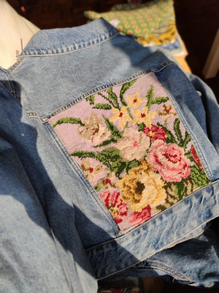 Veste en jean customisée avec canevas fleurs. Maison Marchel. 