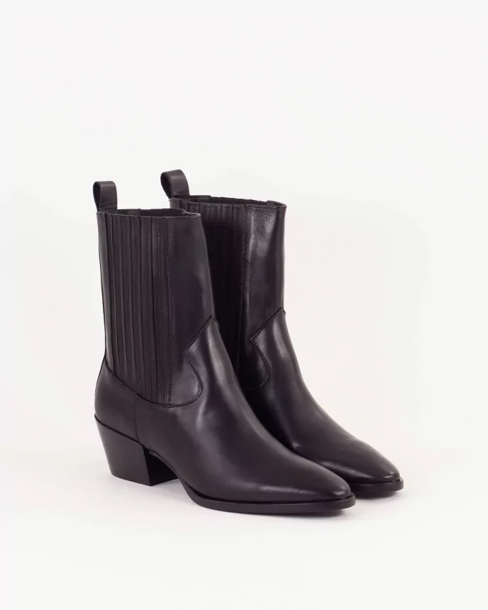 boots façon santiag en cuir noir, talon biseauté, Sessun. Inspiration de look ethnique, de caractère et tendance. 