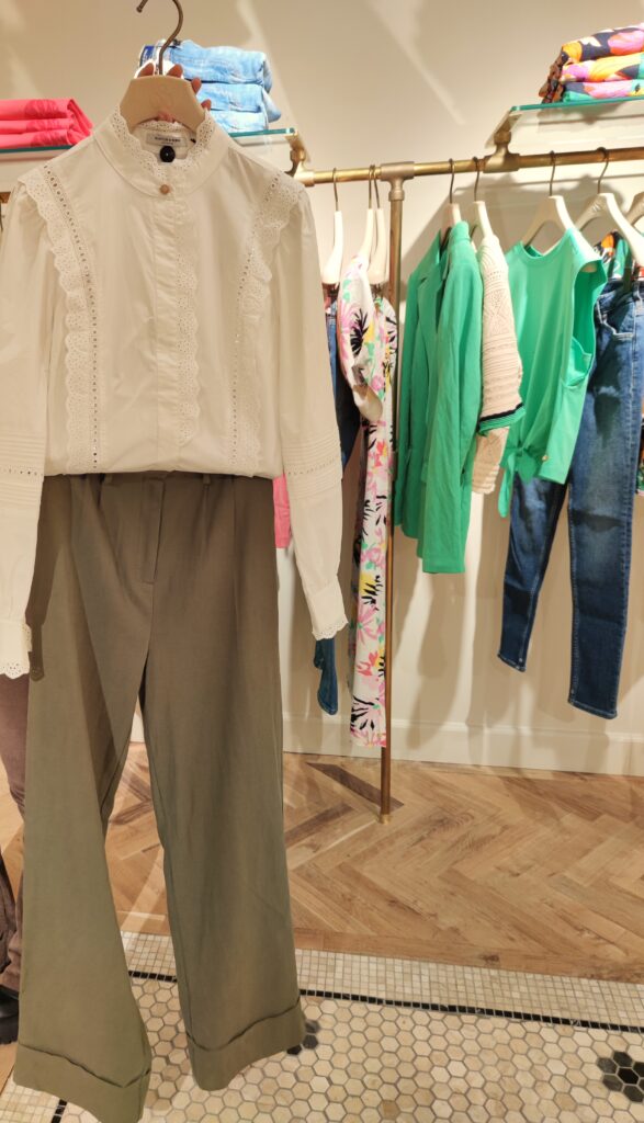 Accompagnement shopping à Caen pour trouver les vêtements adaptés à votre style et à une occasion. 