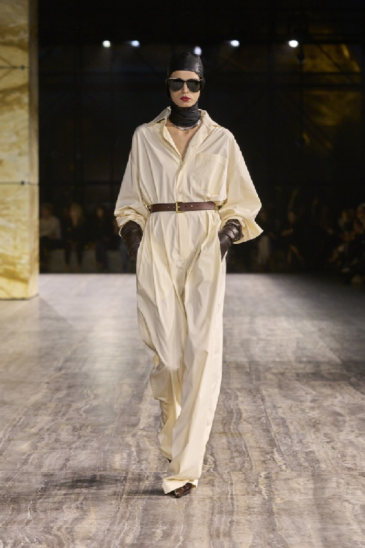 Look monochrome crème Yves Saint Laurent rehaussé d'une ceinture marron contrastante. Une idée simple à reproduire pour gagner en style. 