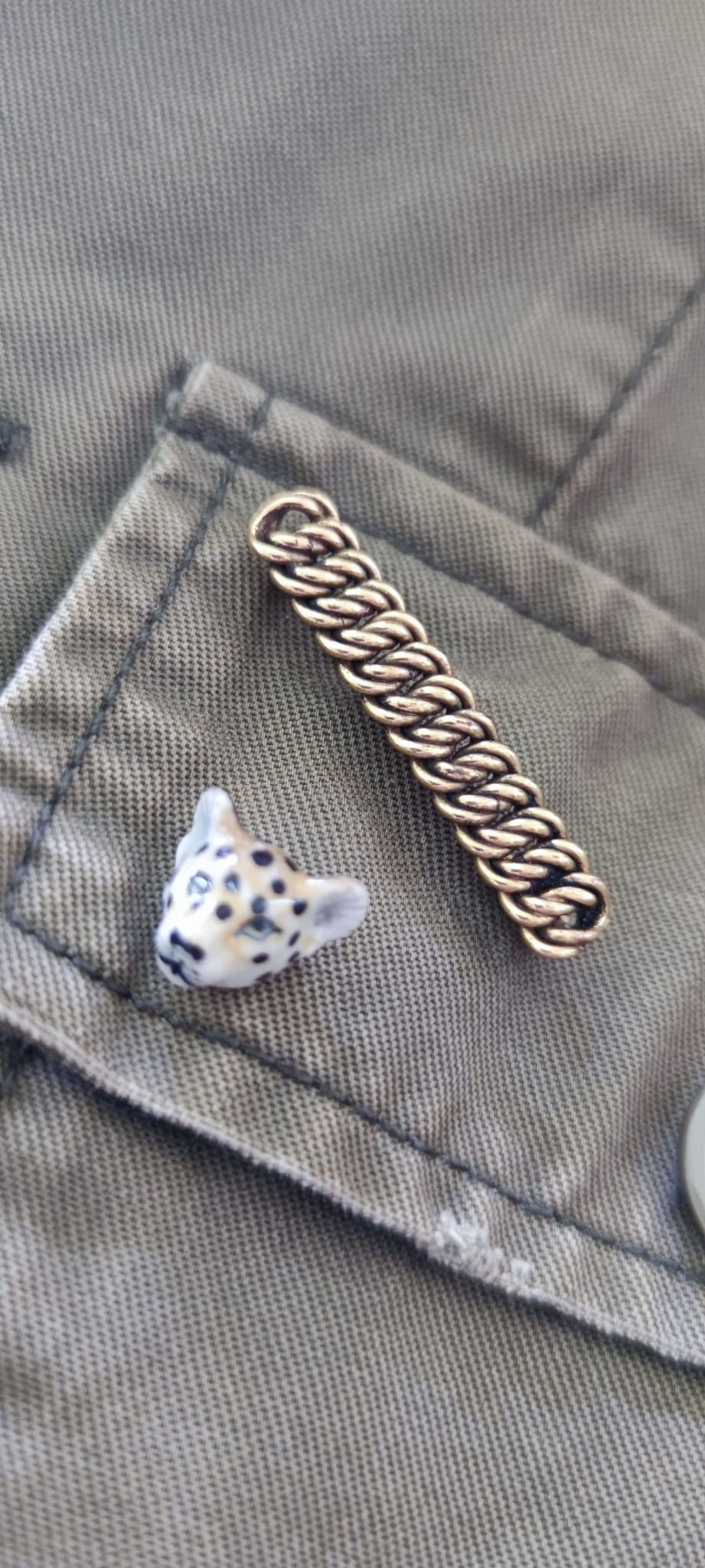 Broche ancienne et pins léopard Nach. Mélange d'ancien et de bijoux créateurs pour un style unique.