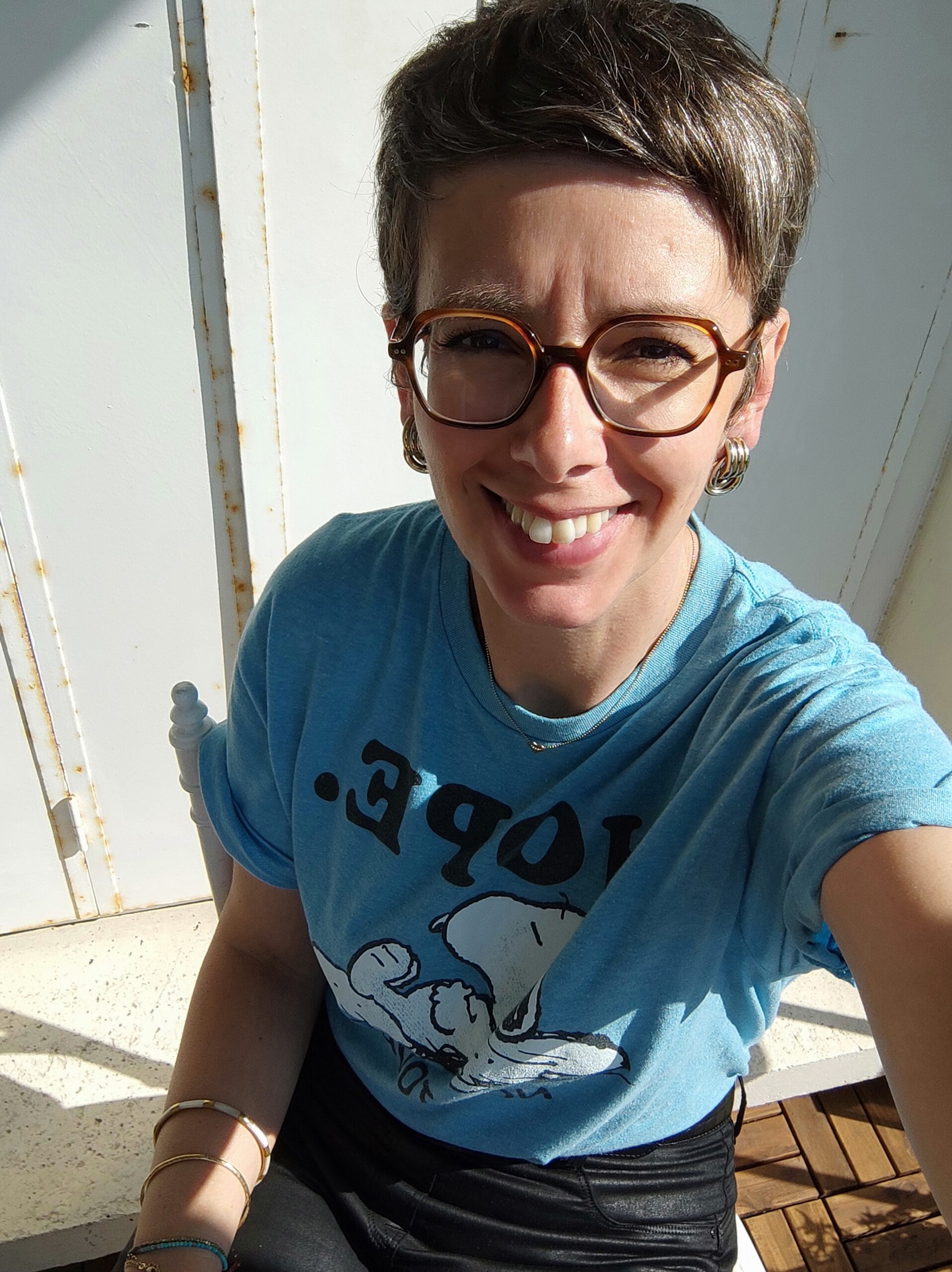 Boucles d'oreilles vintage et t-shirt de seconde main. Conseil en image vers une mode responsable et avec style.